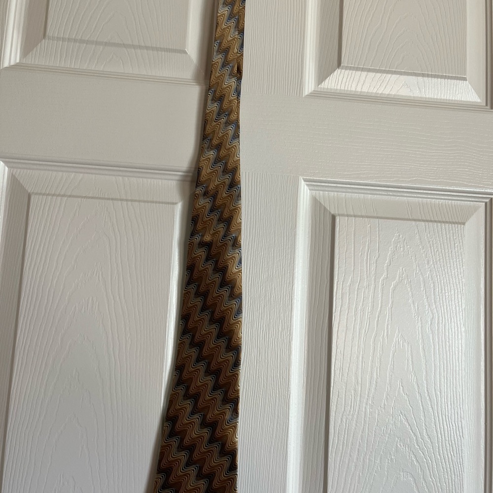 New preowned Jones New York Salvatore brand men’s tie in tan/blue/silver color.